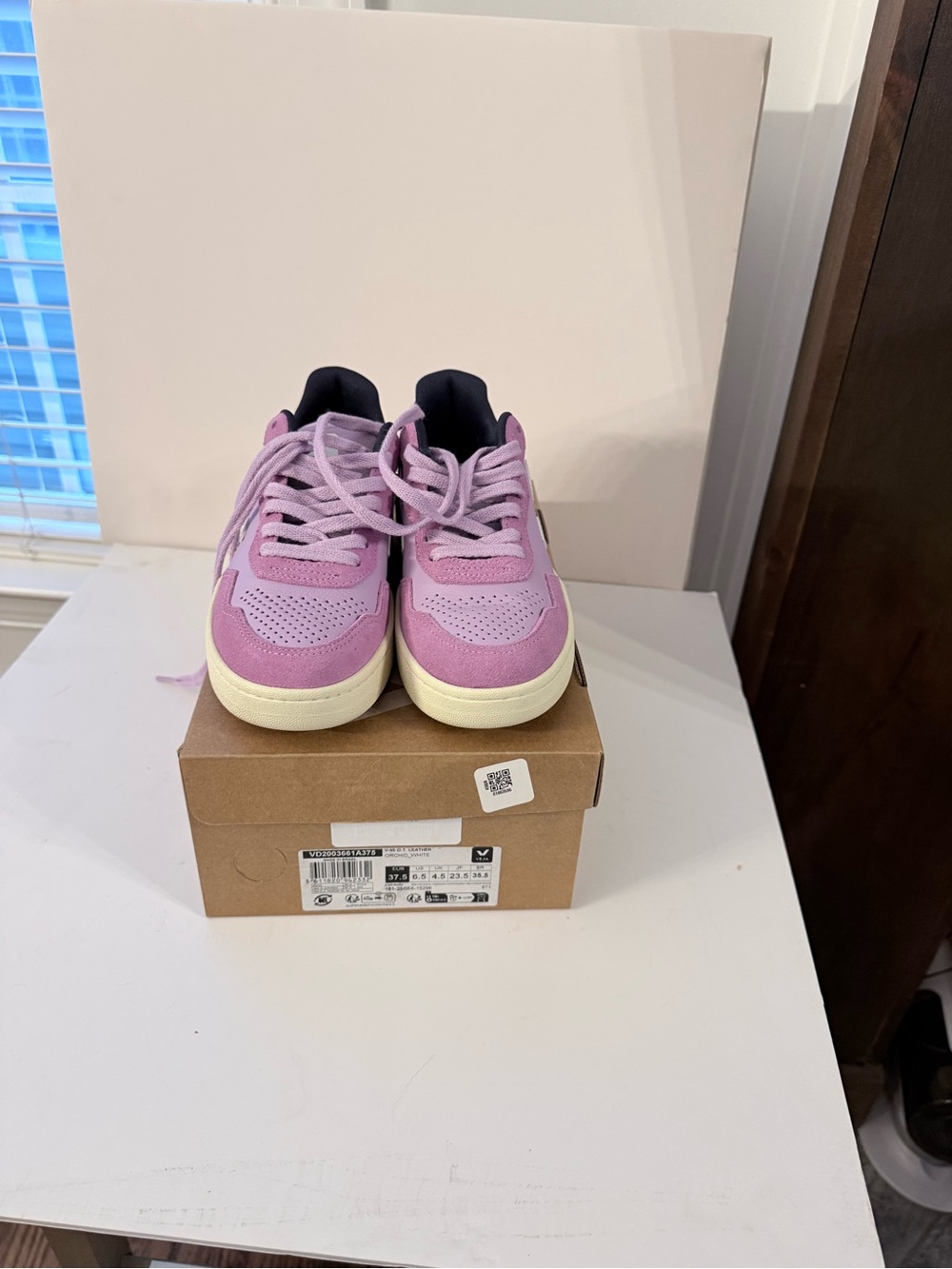 Veja Orchid and Cream Low-Top Sneakers